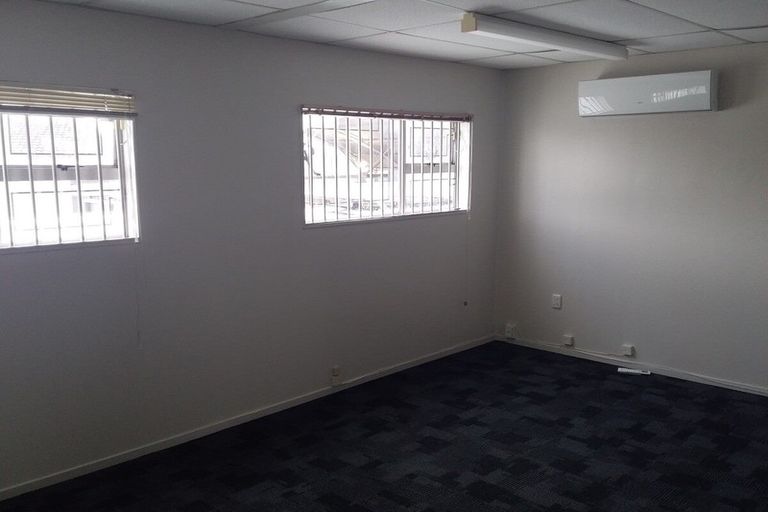 Photo of property in 2/98 Great South Road, Manurewa, Auckland, 2102