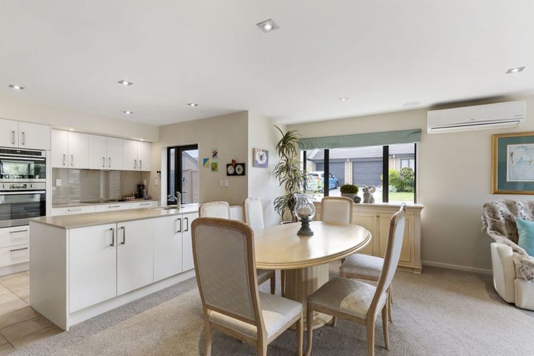 Photo of property in 58 Royalle Mews, Botany Downs, Auckland, 2010