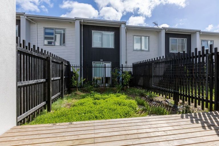 Photo of property in 5 Wharetana Crescent, New Lynn, Auckland, 0600