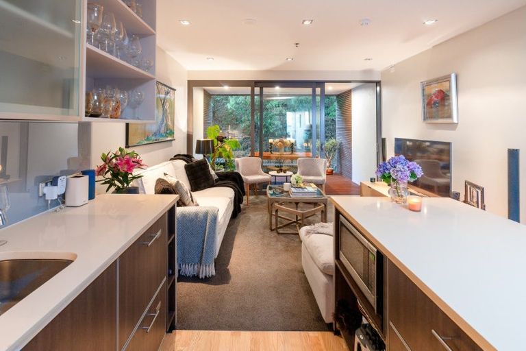 Photo of property in Patent 326 Apartments, 212s/326 Evans Bay Parade, Hataitai, Wellington, 6021