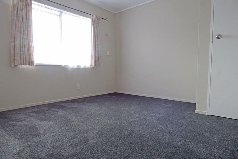 Photo of property in 8 Woodside Road, Massey, Auckland, 0614