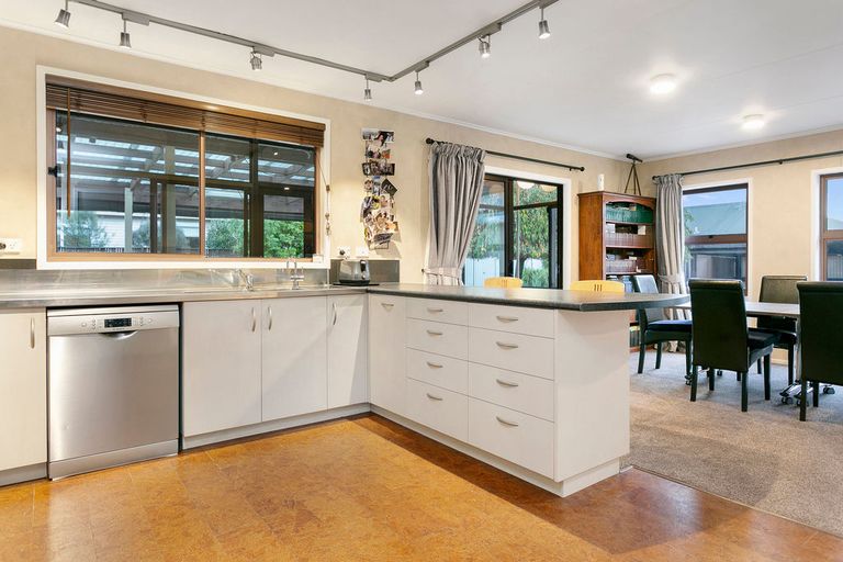 Photo of property in 12 Bowen Street, Cambridge, 3434