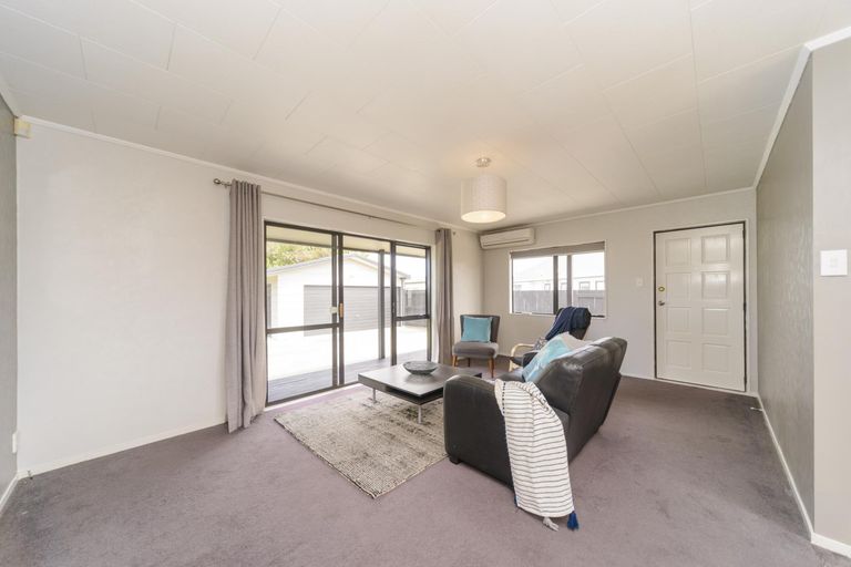 Photo of property in 73 Hillcrest Drive, Kelvin Grove, Palmerston North, 4414