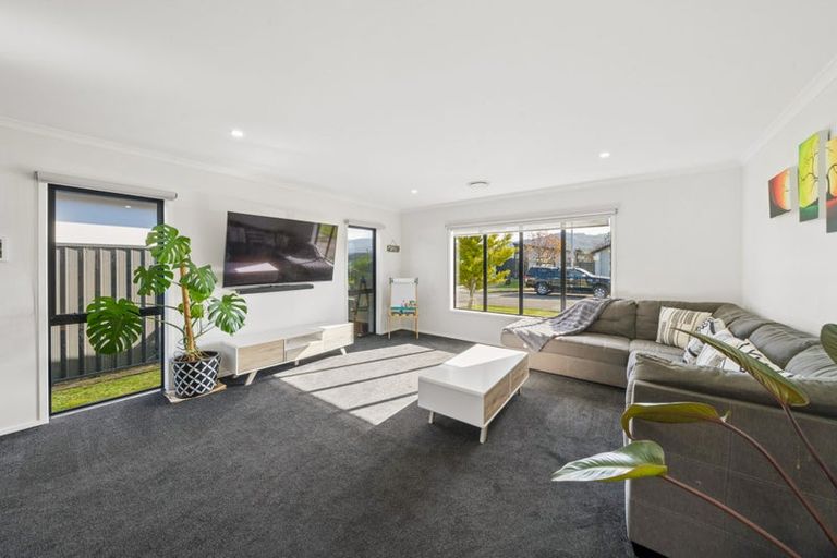 Photo of property in 17 Te Kaeaea Crescent, Wallaceville, Upper Hutt, 5018