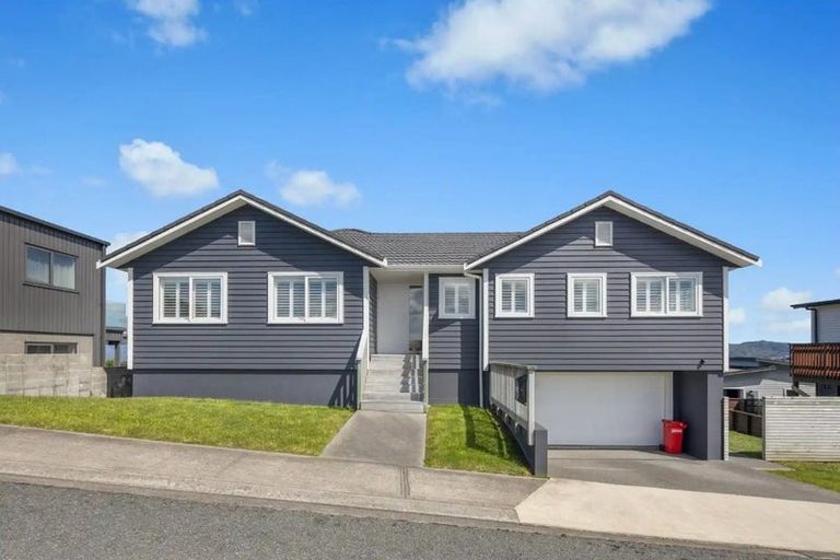 Photo of property in 30 Grumman Lane, Newlands, Wellington, 6037