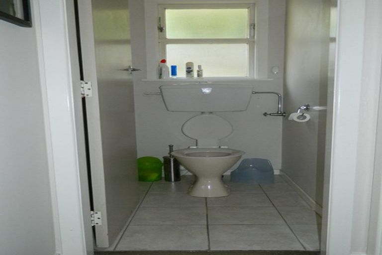 Photo of property in 33 Stewart Drive, Newlands, Wellington, 6037