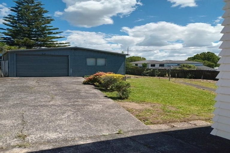 Photo of property in 8 Dawnhaven Drive, Te Atatu Peninsula, Auckland, 0610