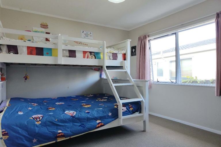 Photo of property in 72 Granville Drive, Massey, Auckland, 0614