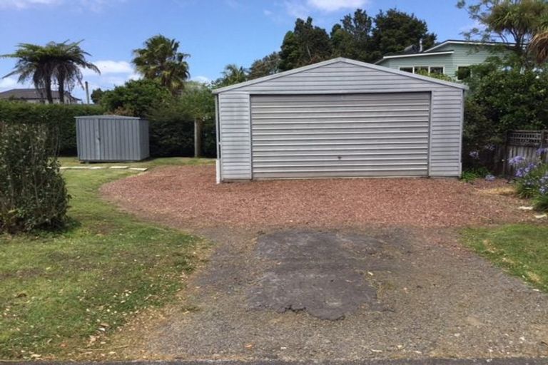 Photo of property in 64 Taikata Road, Te Atatu Peninsula, Auckland, 0610