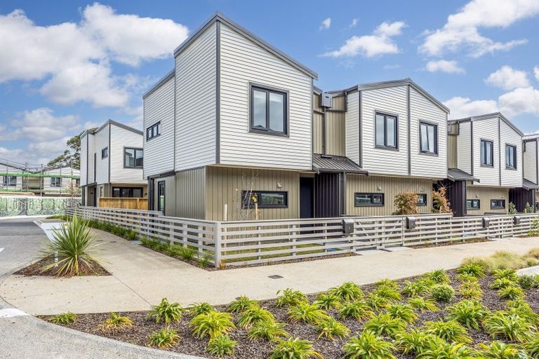 Photo of property in 1 Te Puketoka Lane, Mangere, 2022