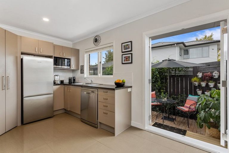 Photo of property in 22 Kervil Avenue, Te Atatu Peninsula, Auckland, 0610
