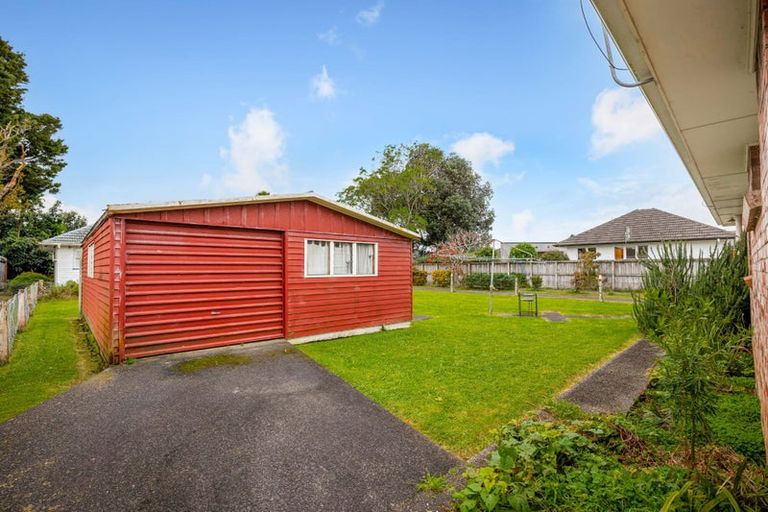 Photo of property in 35 Hereford Street, Te Atatu Peninsula, Auckland, 0610