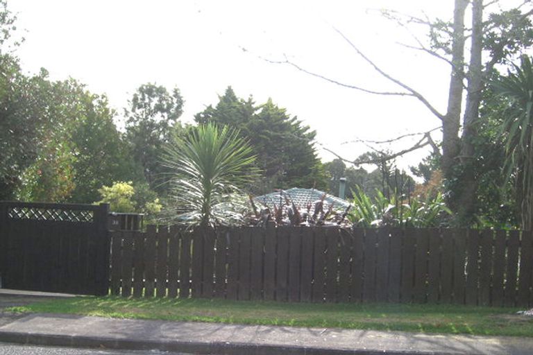 Photo of property in 32 Gill Avenue, Te Atatu Peninsula, Auckland, 0610