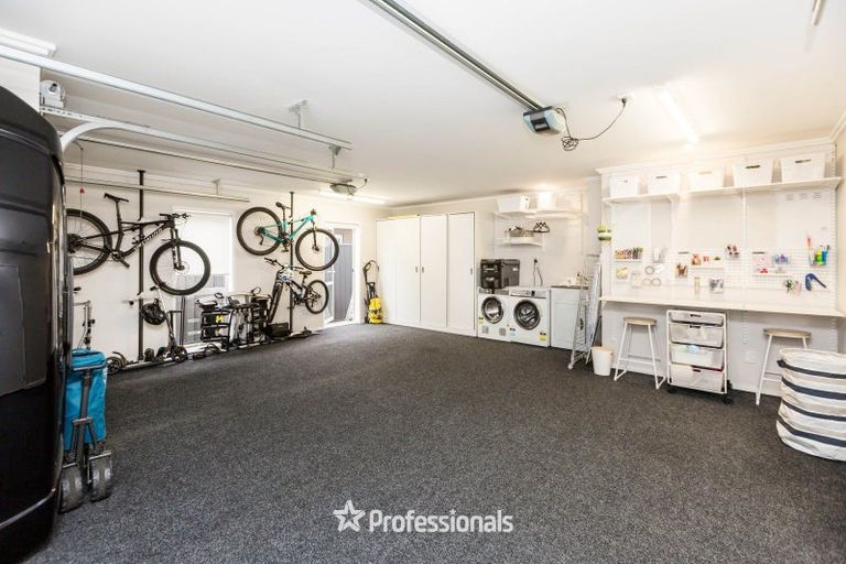 Photo of property in 2 Chalfont Road, Silverstream, Upper Hutt, 5019