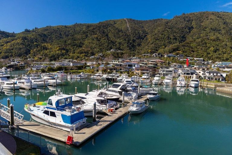 Photo of property in 40-42 Waikawa Road, Picton, 7220