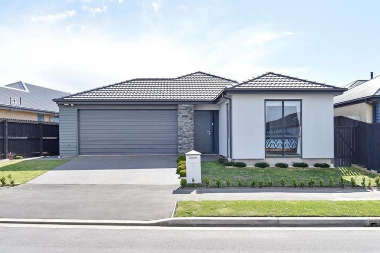 Photo of property in 2 Strone Close, Broomfield, Christchurch, 8042