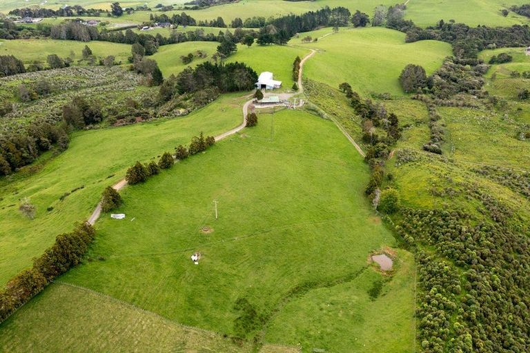 Photo of property in 421 Kiwitahi Road, Helensville, 0875