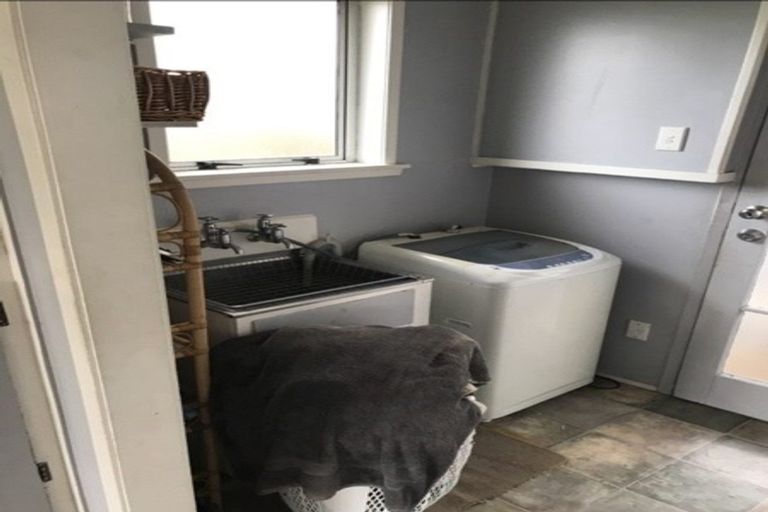 Photo of property in 1 Marlene Avenue, Te Atatu South, Auckland, 0610