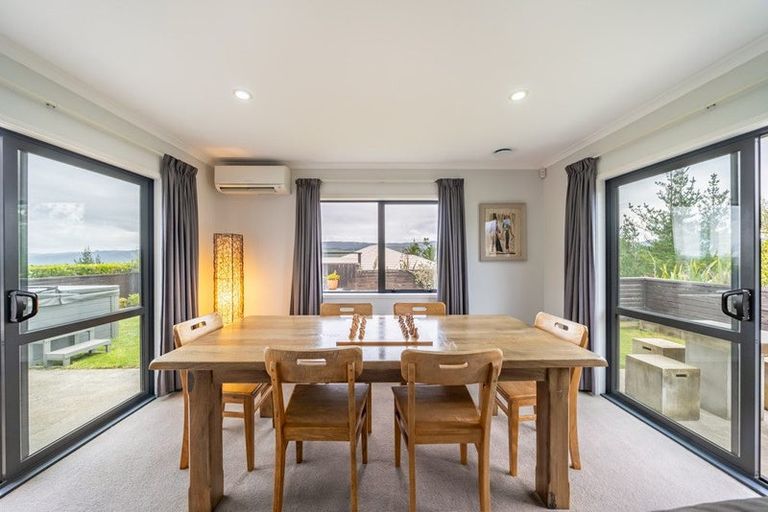 Photo of property in 5 Mckenzie Way, Timberlea, Upper Hutt, 5018