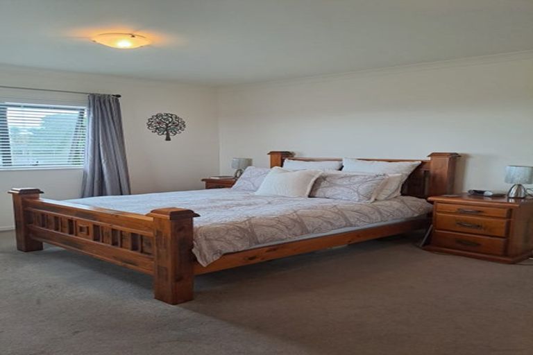 Photo of property in 2 Kirikiri Drive, Papakura, 2110