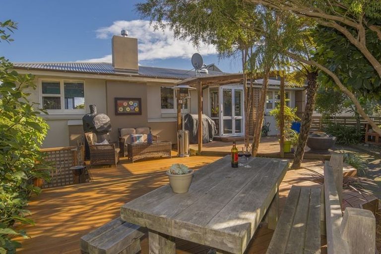 Photo of property in 137 Seaview Road, Paraparaumu Beach, Paraparaumu, 5032