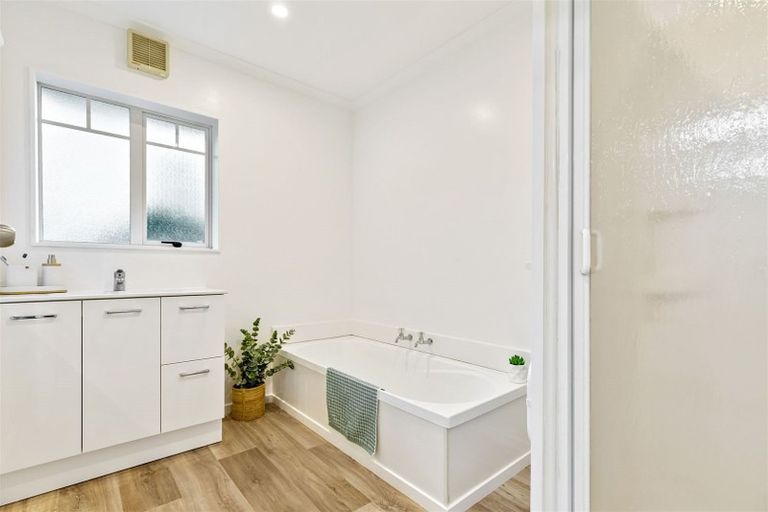 Photo of property in 34 Taioma Crescent, Te Atatu Peninsula, Auckland, 0610