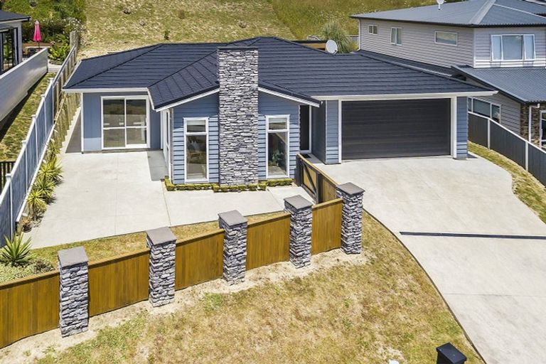 Photo of property in 5 Madeira Close, Whitby, Porirua, 5024