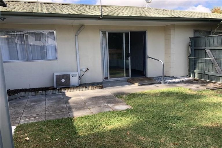 Photo of property in 2/7 Phillips Place, Havelock North, 4130