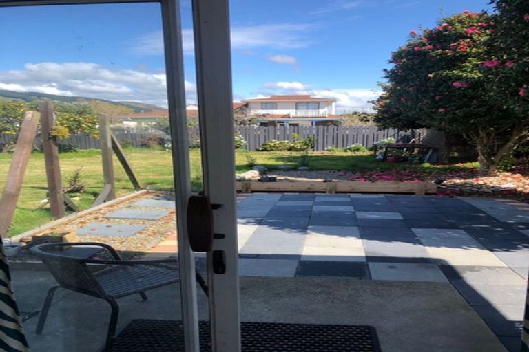 Photo of property in 27 Rewarewa Crescent, Waikanae, 5036
