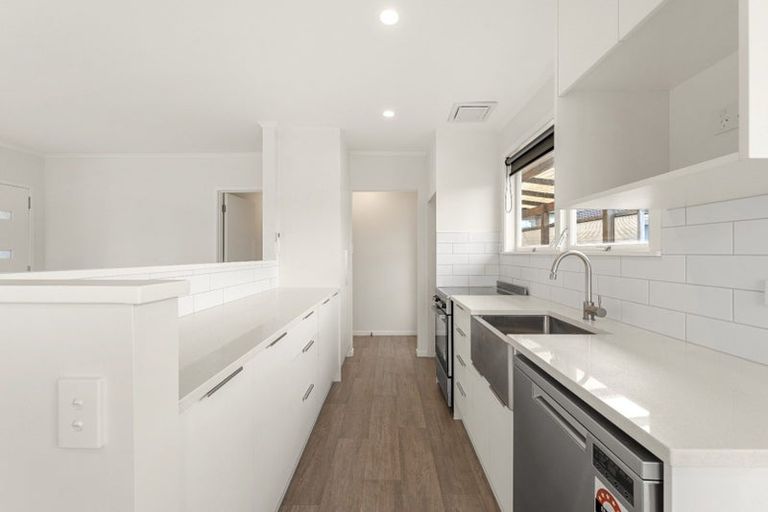 Photo of property in 16 Rewarewa Road, Te Atatu Peninsula, Auckland, 0610