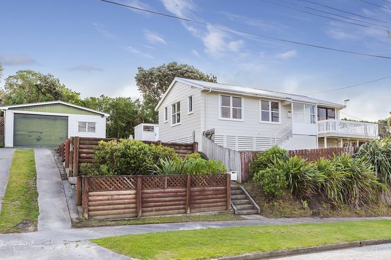 Photo of property in 2 Rakihau Place, Titahi Bay, Porirua, 5022