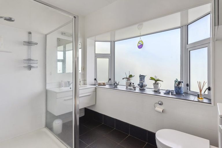 Photo of property in 49 Kakariki Grove, Waikanae, 5036