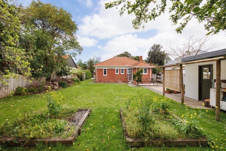 Photo of property in 210 College Street, West End, Palmerston North, 4412