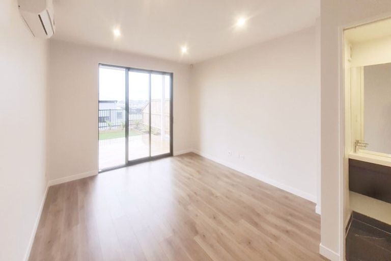 Photo of property in 10 Heketara Way, Massey, Auckland, 0614