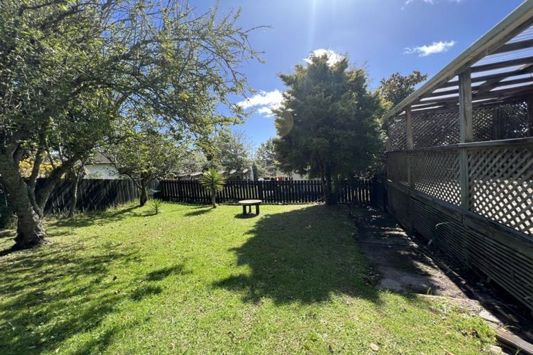 Photo of property in 24 Meadowood Drive, Unsworth Heights, Auckland, 0632