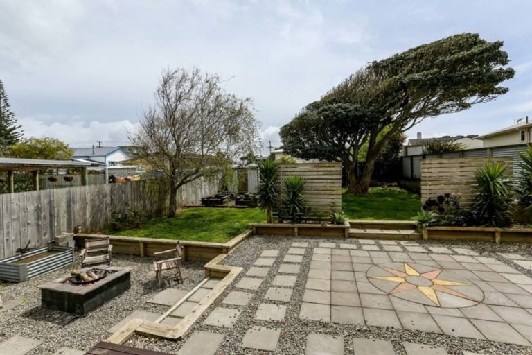Photo of property in 27 Rospeath Crescent, Spotswood, New Plymouth, 4310