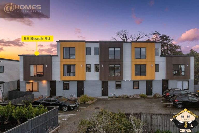 Photo of property in 5e Beach Road, Te Atatu Peninsula, Auckland, 0610