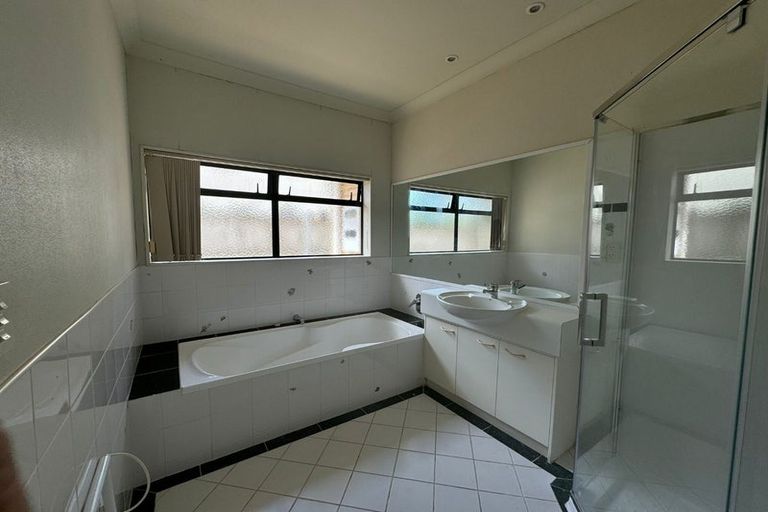 Photo of property in 1 Capistrano Mews, Goodwood Heights, Auckland, 2105