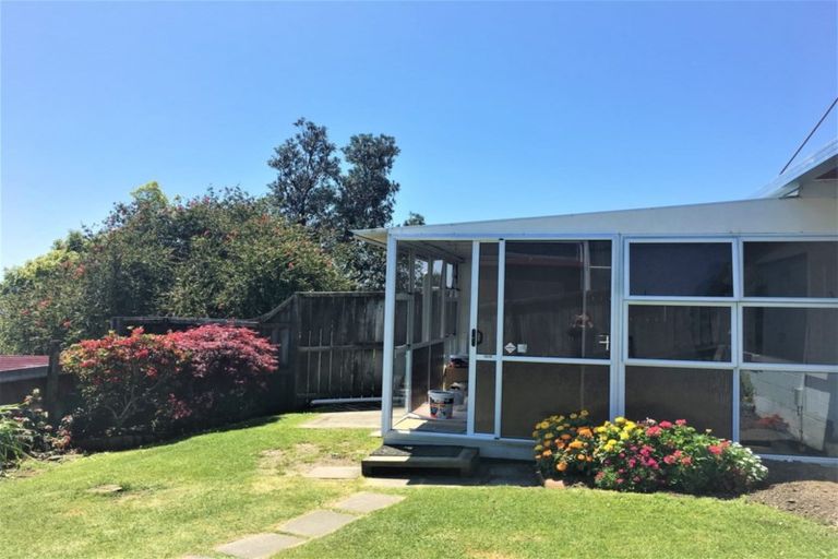 Photo of property in 2/19 Hollyhock Place, Browns Bay, Auckland, 0630
