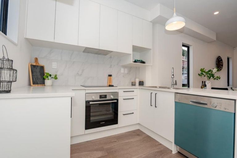 Photo of property in 21 Morihana Close, Glen Eden, 0602