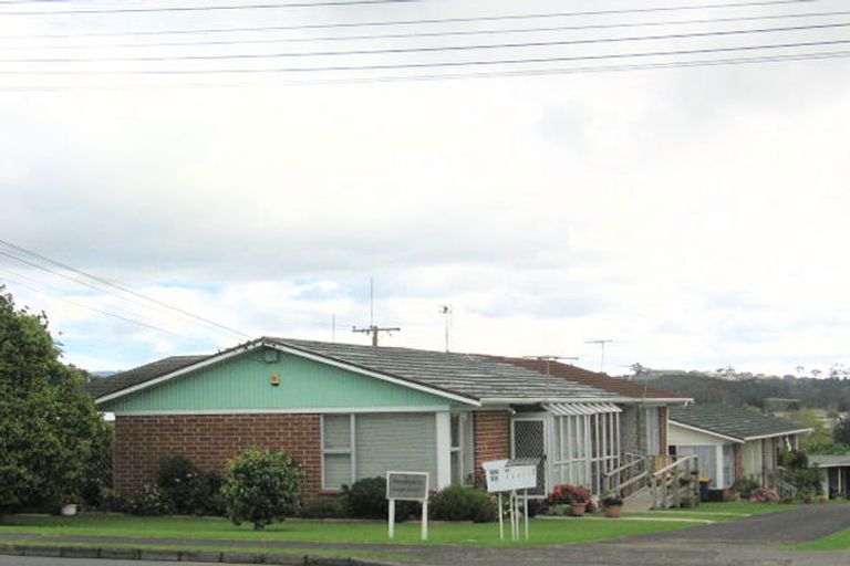 Photo of property in 6/25 West Coast Road, Glen Eden, Auckland, 0602