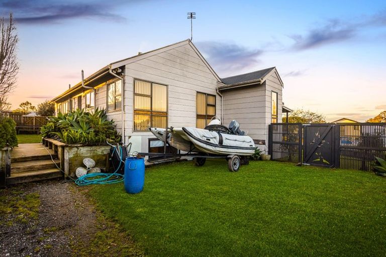 Photo of property in 24 Granville Drive, Massey, Auckland, 0614