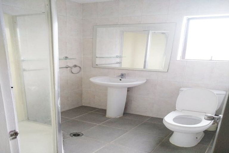 Photo of property in 20b Roberts Road, Te Atatu South, Auckland, 0610