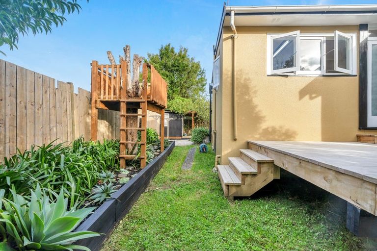 Photo of property in 2/26 Woodside Road, Massey, Auckland, 0614
