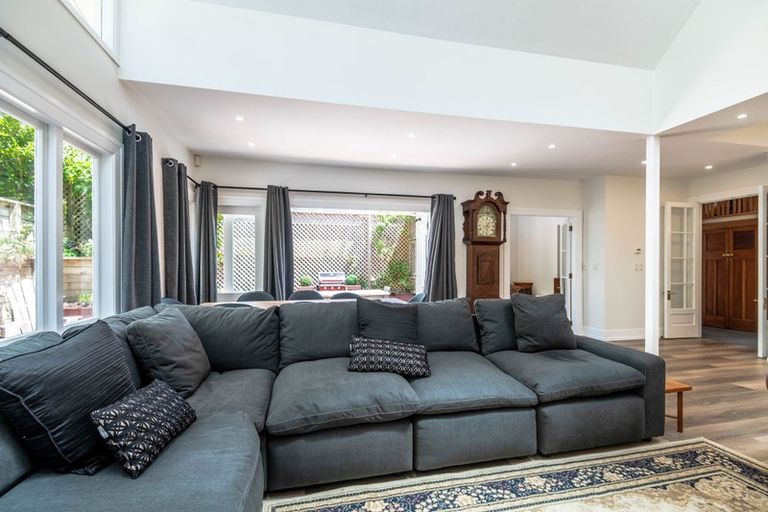 Photo of property in 210 Oriental Parade, Oriental Bay, Wellington, 6011