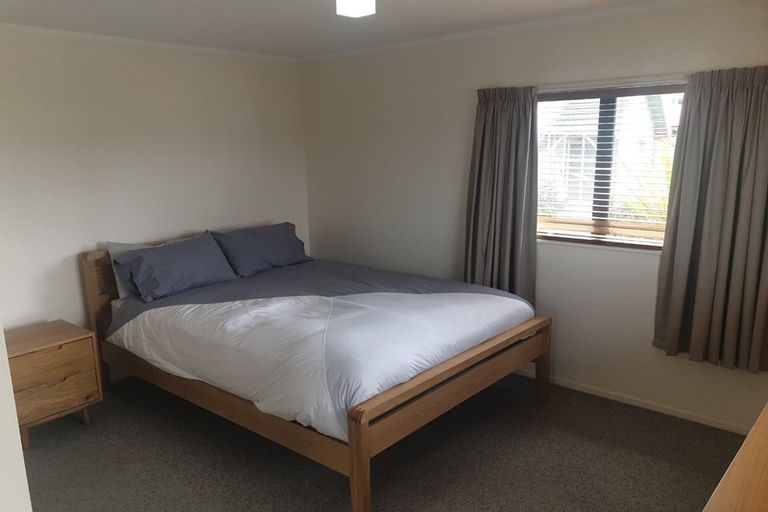 Photo of property in 136 Queens Drive, Lyall Bay, Wellington, 6022