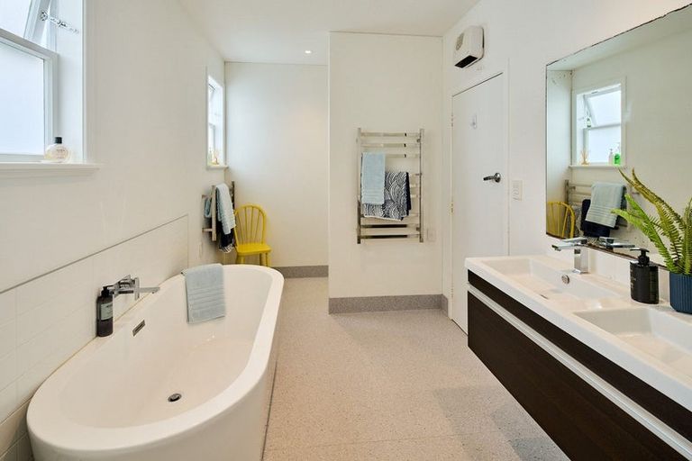 Photo of property in 41 Raroa Terrace, Tawa, Wellington, 5028