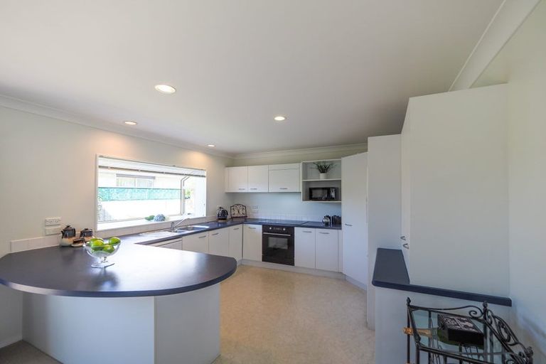 Photo of property in 17 Crown Hill, Paraparaumu, 5032