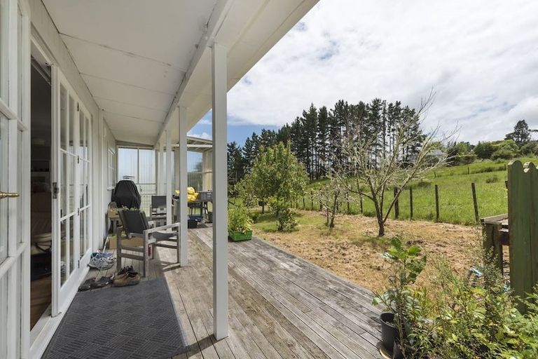 Photo of property in 384 Mangakura Road, Helensville, 0875