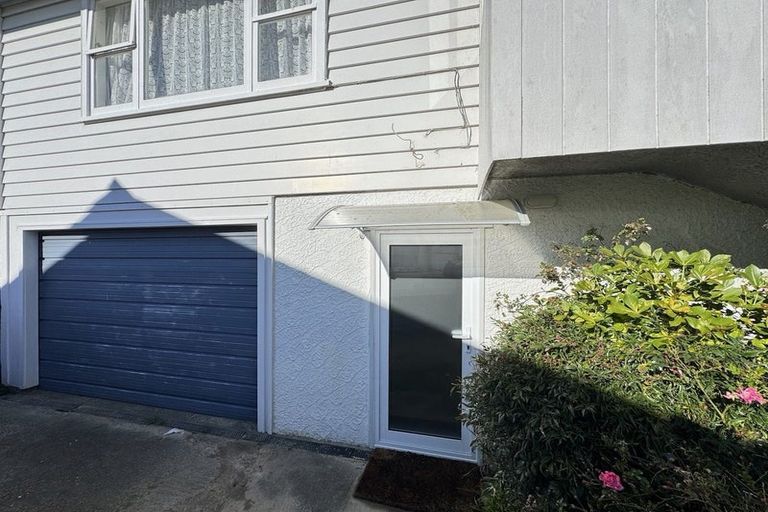 Photo of property in 21 Quigley Street, Newlands, Wellington, 6037